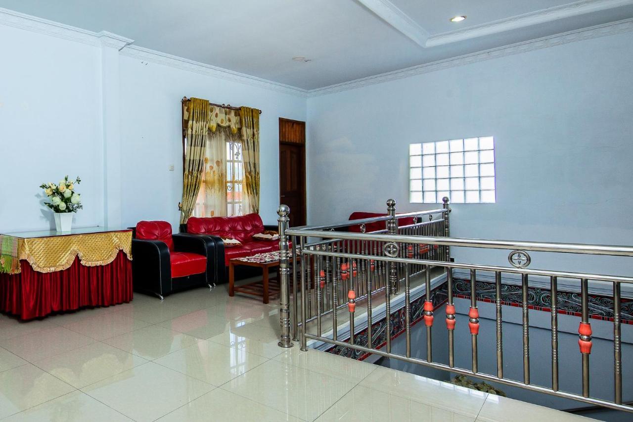 Oyo 1520 Hotel Kartini Tarutung Extérieur photo