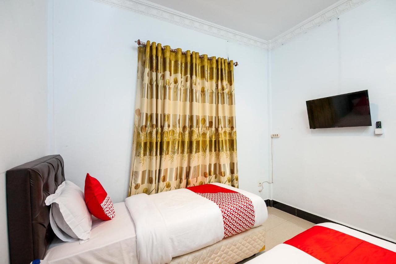 Oyo 1520 Hotel Kartini Tarutung Extérieur photo